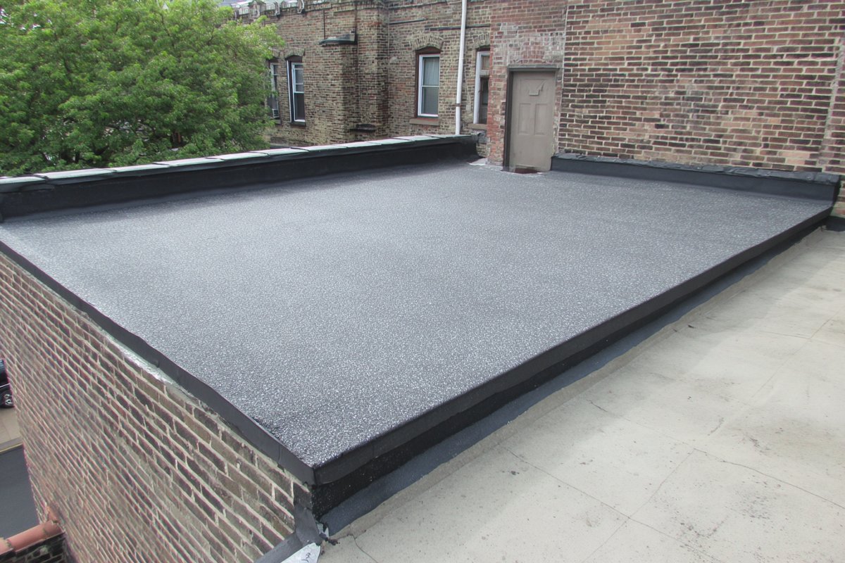 Close-up of a sealed cap sheet lap with granules pressed into the bitumen edge